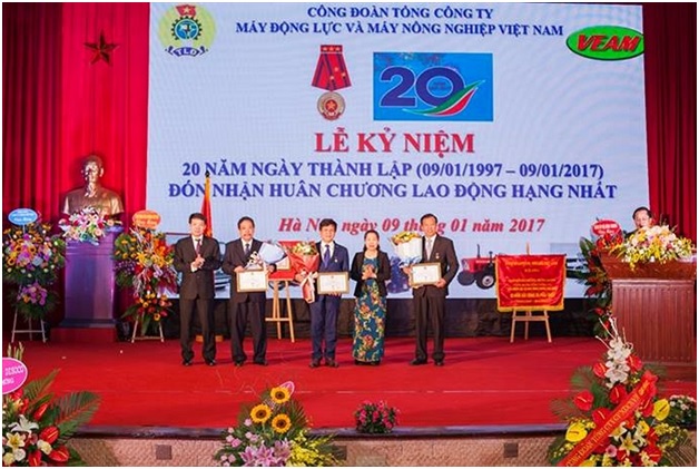 Đ/c Lý Quốc Hùng - Chủ tịch Công đoàn Công Thương Việt Nam trao tặng Kỷ niệm chương vì sự nghiệp xây dựng tổ chức công đoàn cho các đồng chí lãnh đạo Tổng công ty.